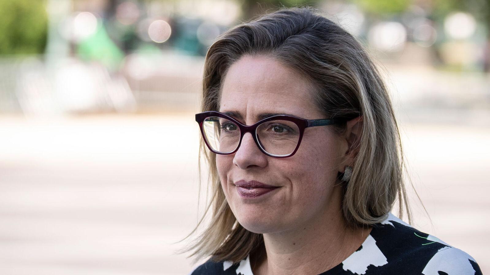 Sinema leaving the Democratic Party and registering as an independent